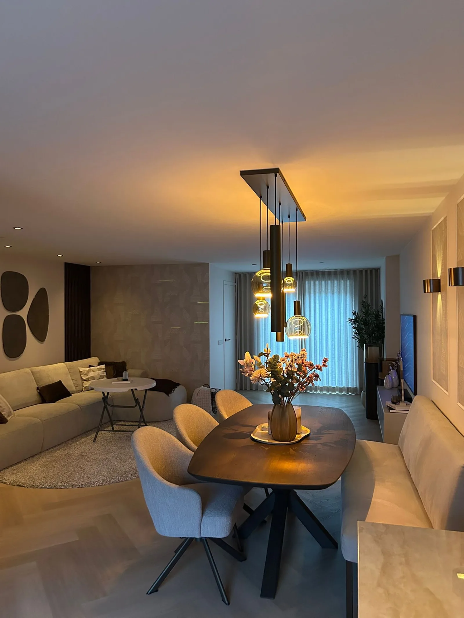 Verlichting in een moderne woon- en eetkamer