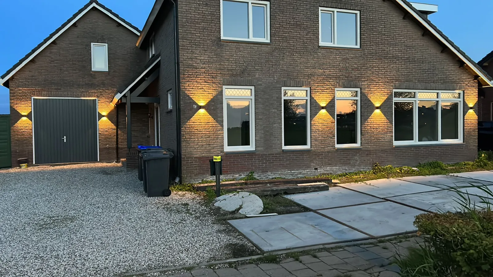 Buitenverlichting op de gevel van een woning