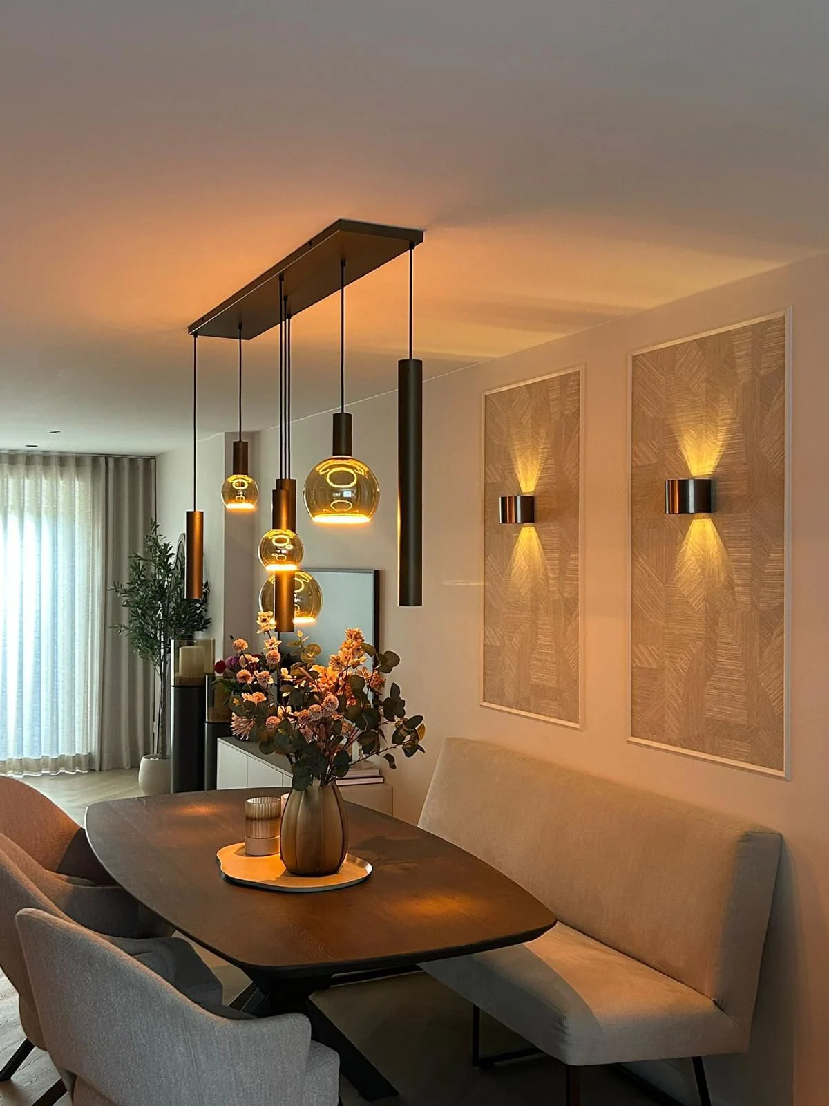 Moderne eetkamer met hang- en wandverlichting