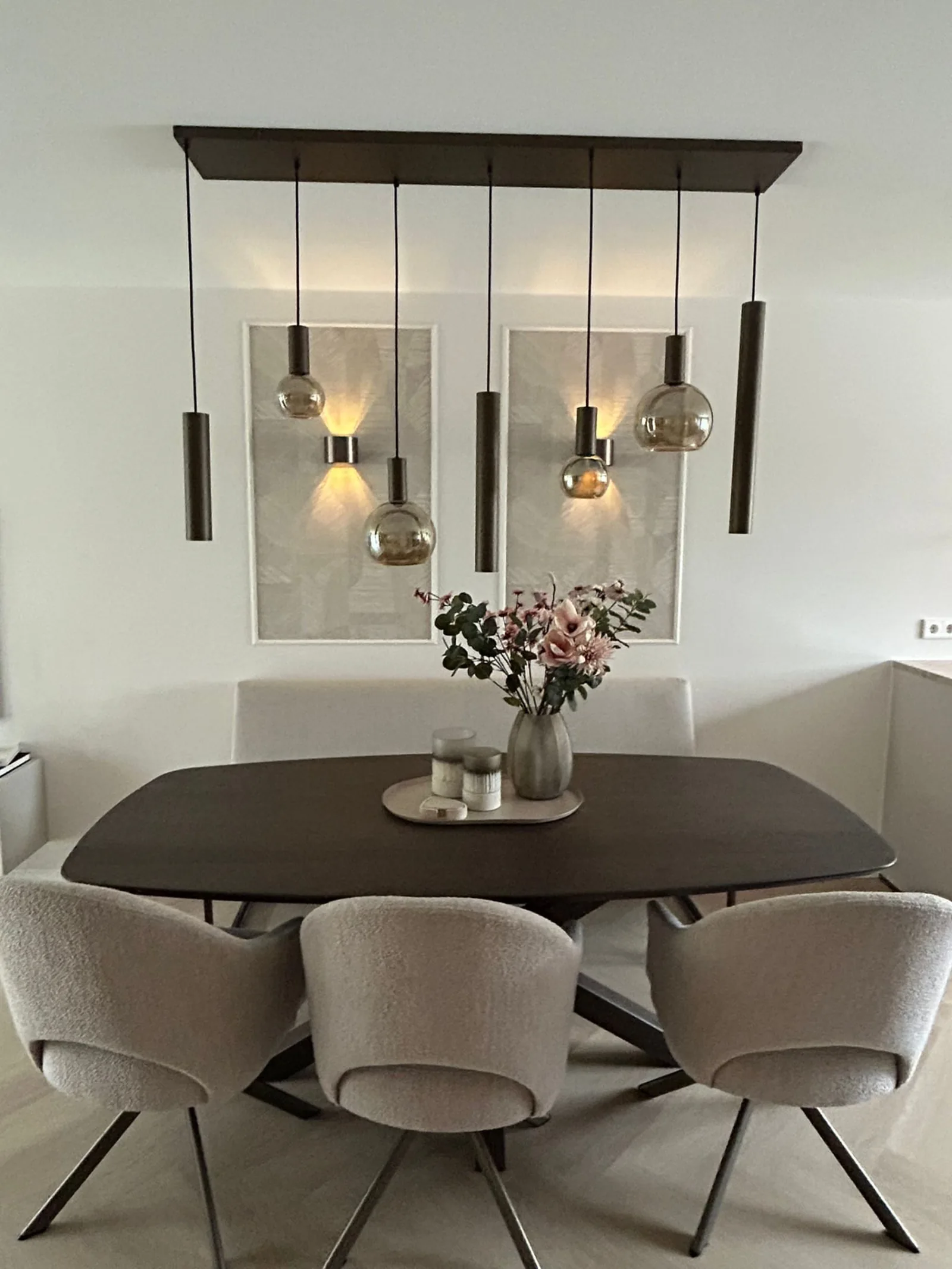 Hangverlichting boven een moderne eettafel